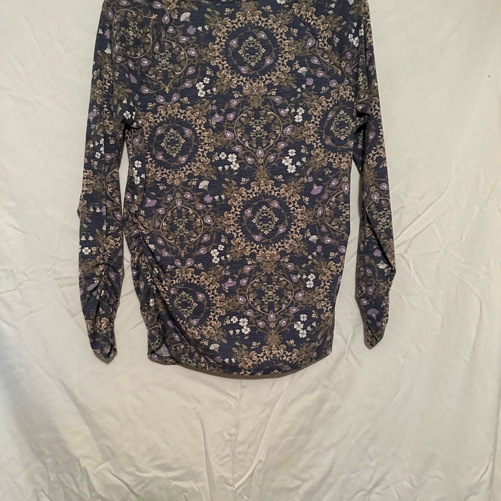 Longe sleeved top. Size Medium- gold blue